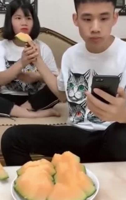 娱乐吃瓜酱姐姐打弟弟